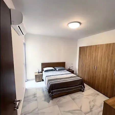 3br Steps To St George Bay, St Julian's شقة