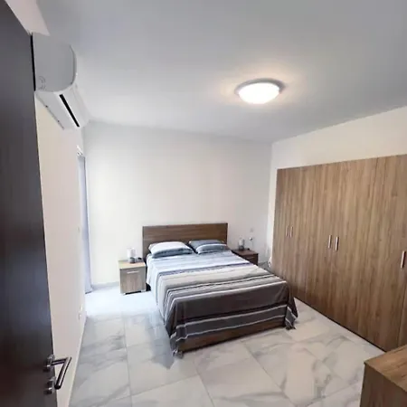 3br Steps To St George Bay, St Julian's 아파트