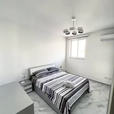3br Steps To St George Bay, St Julian's 펨브로크