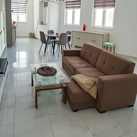 公寓 3br Steps To St George Bay, St Julian's *